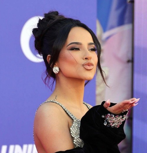 Becky G reacciona al atropello de la prensa en aeropuerto de México