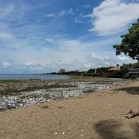 Luego de dos semanas de intensas lluvias y el sargazo que afectan las playas del país, el plástico y la malesa arropan el Malecón de SD.