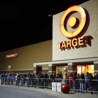 Tras amenazas, Target retira de sus tiendas productos que celebran el mes LGTBI+
