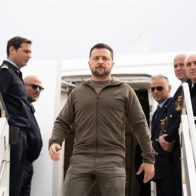 Roma, 13 may (EFE).- El presidente ucraniano, Volodomir Zelenski, ha llegado a Roma, donde se entrevistará hoy con el papa Francisco, así como su homólogo de Italia, Sergio Matarella, y la primera ministra italiana, Giogia Meloni. Zelenski llegó al aeropuerto de Ciampino, donde fue recibido por el ministro de Exeriores y vicepresidente del Gobierno, Antonio Tajani, y desde allí se trasladó a un céntrico hotel antes de iniciar su apretada agenda en la capital italiana, que se ha blindado para su visita. Las fuerzas de seguridad han extremado al máximo las medidas de seguridad con mil agentes desplegados, una zona de exclusión aérea y varios equipos de francotiradores situados en las zonas por donde pasará Zelenski, en algunas de las cuales se han reunido refugiados ucranianos para saludar a su presidente. El mandatario comenzará sus reuniones en el palacio del Quirinale, sede de la presidencia de la República, donde se reunirá con Mattarella, mientras que después acudirá al palacio Chigi para reunirse con Meloni, donde estará presente tambien Tajani. "Italia recibe al presidente de Ucrania, Volodomir Zelensky. Renovamos nuestro compromiso junto al pueblo ucraniano, en defensa de la libertad y la democracia", tuiteó el titular de Exteriores con una foto de ambos tras su llegada a Roma Finalmente, el mandatario ucraniano acudirá al Vaticano para ser recibido por el papa Francisco en una reunión que la Santa Sede considera de carácter privado, lo que puede limitar aún más la ya escasa información sobre la misma. La reunión se produce en medio de la misión de paz vaticana para Ucrania anunciada por el pontífice en el vuelo de regreso de su reciente viaje a Hungría y de la que aún no se conocen los detalles, aunque una fuente vaticana ha señalado a medios rusos que el encuentro "no está directamente relacionado" con ella y que Zelenski solicitó la reunión con Francisco "hace solo unos días". Será la primera entre ambos desde que comenzó a guerra, aunque ya se conocen porque Francisco recibió en audiencia a Zelenski el 8 de febrero de 2020 y ya en esa ocasión se habló "de la situación humanitaria y a la búsqueda de la paz" en el contexto "del conflicto que, desde 2014, sigue azotando a Ucrania.