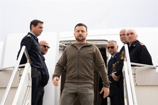 Roma, 13 may (EFE).- El presidente ucraniano, Volodomir Zelenski, ha llegado a Roma, donde se entrevistará hoy con el papa Francisco, así como su homólogo de Italia, Sergio Matarella, y la primera ministra italiana, Giogia Meloni. Zelenski llegó al aeropuerto de Ciampino, donde fue recibido por el ministro de Exeriores y vicepresidente del Gobierno, Antonio Tajani, y desde allí se trasladó a un céntrico hotel antes de iniciar su apretada agenda en la capital italiana, que se ha blindado para su visita. Las fuerzas de seguridad han extremado al máximo las medidas de seguridad con mil agentes desplegados, una zona de exclusión aérea y varios equipos de francotiradores situados en las zonas por donde pasará Zelenski, en algunas de las cuales se han reunido refugiados ucranianos para saludar a su presidente. El mandatario comenzará sus reuniones en el palacio del Quirinale, sede de la presidencia de la República, donde se reunirá con Mattarella, mientras que después acudirá al palacio Chigi para reunirse con Meloni, donde estará presente tambien Tajani. "Italia recibe al presidente de Ucrania, Volodomir Zelensky. Renovamos nuestro compromiso junto al pueblo ucraniano, en defensa de la libertad y la democracia", tuiteó el titular de Exteriores con una foto de ambos tras su llegada a Roma Finalmente, el mandatario ucraniano acudirá al Vaticano para ser recibido por el papa Francisco en una reunión que la Santa Sede considera de carácter privado, lo que puede limitar aún más la ya escasa información sobre la misma. La reunión se produce en medio de la misión de paz vaticana para Ucrania anunciada por el pontífice en el vuelo de regreso de su reciente viaje a Hungría y de la que aún no se conocen los detalles, aunque una fuente vaticana ha señalado a medios rusos que el encuentro "no está directamente relacionado" con ella y que Zelenski solicitó la reunión con Francisco "hace solo unos días". Será la primera entre ambos desde que comenzó a guerra, aunque ya se conocen porque Francisco recibió en audiencia a Zelenski el 8 de febrero de 2020 y ya en esa ocasión se habló "de la situación humanitaria y a la búsqueda de la paz" en el contexto "del conflicto que, desde 2014, sigue azotando a Ucrania.