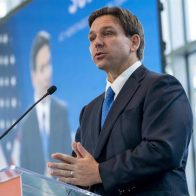 DeSantis y Trump buscan la atención de bases republicanas en Iowa, un estado clave