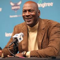 Michael Jordan vende la mayoría de sus acciones en los Hornets