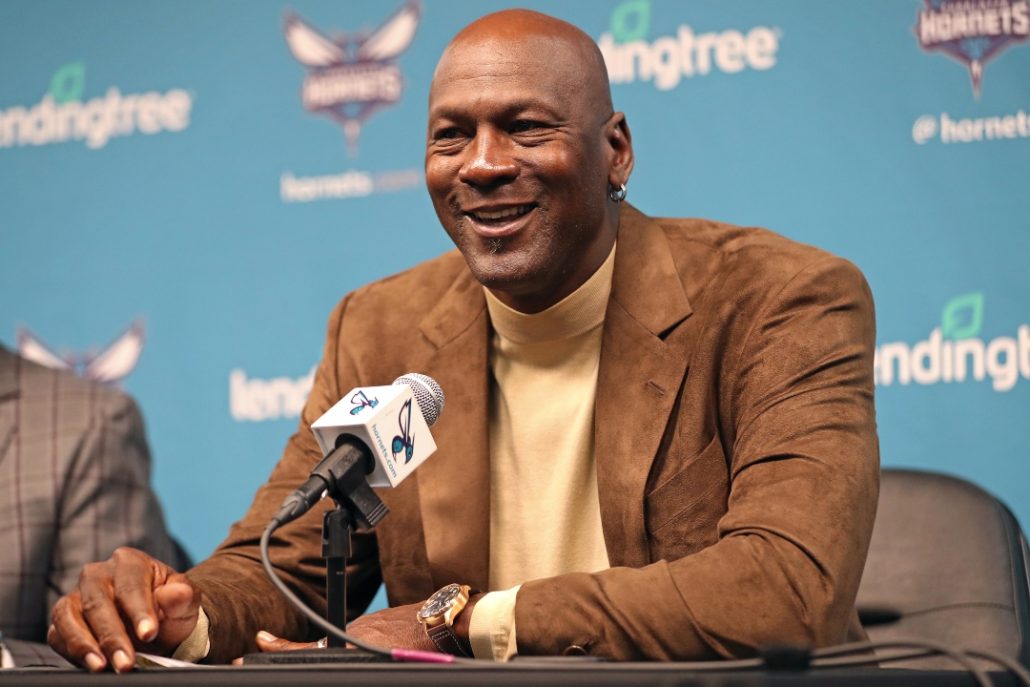 Michael Jordan vende la mayoría de sus acciones en los Hornets