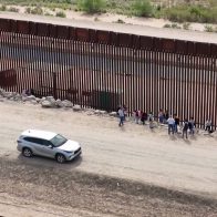 Detenciones de migrantes en frontera EE.UU. se reducen un 70%