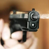 Vigilante privado salva su vida de atracadores porque bala impactó el celular