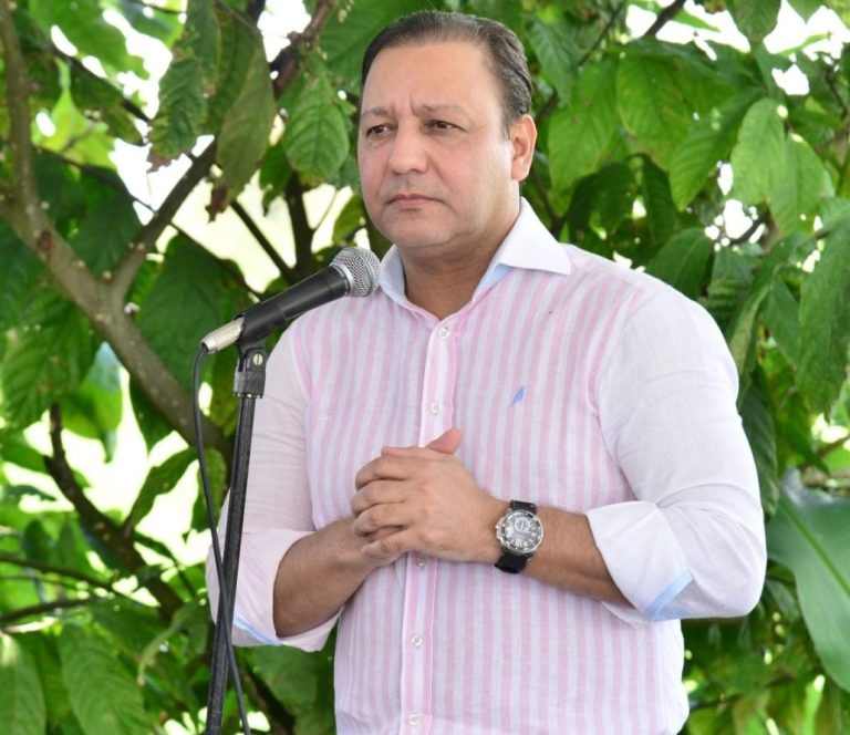Abel Martínez se solidariza con familiares de accidentados en La Vega