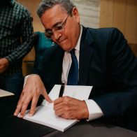 César Villanueva firma ejemplares de su libro.