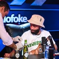 Arcángel llega con suero a entrevista en Alofoke Radio Show