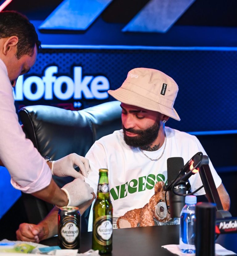 Arcángel llega con suero a entrevista en Alofoke Radio Show