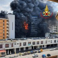 Un muerto y al menos seis heridos por el incendio de un edificio en Roma