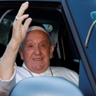 El papa tras ser dado de alta: "Estoy todavía vivo"