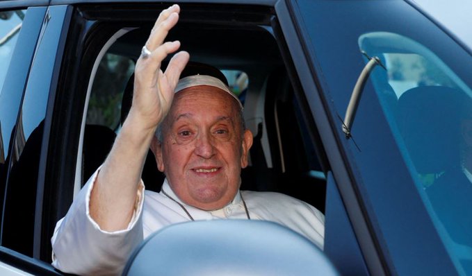 El papa tras ser dado de alta: "Estoy todavía vivo"