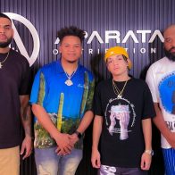 Liil Jay (gorra amarilla) junto a ejecutivos de Aparataje Distribution