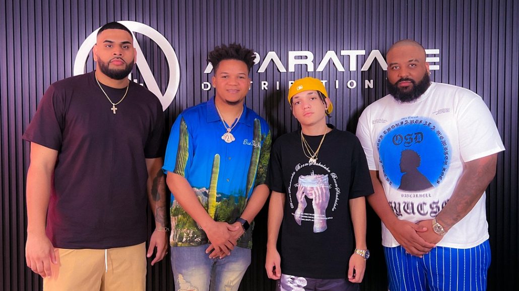 Liil Jay (gorra amarilla) junto a ejecutivos de Aparataje Distribution