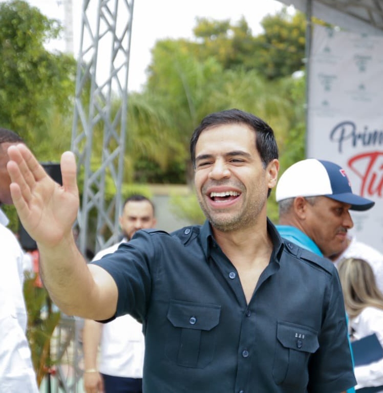 Roberto Ángel desmiente haber negado botella a agua a periodista