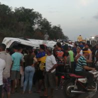 Un autobús se accidenta en autopista Duarte