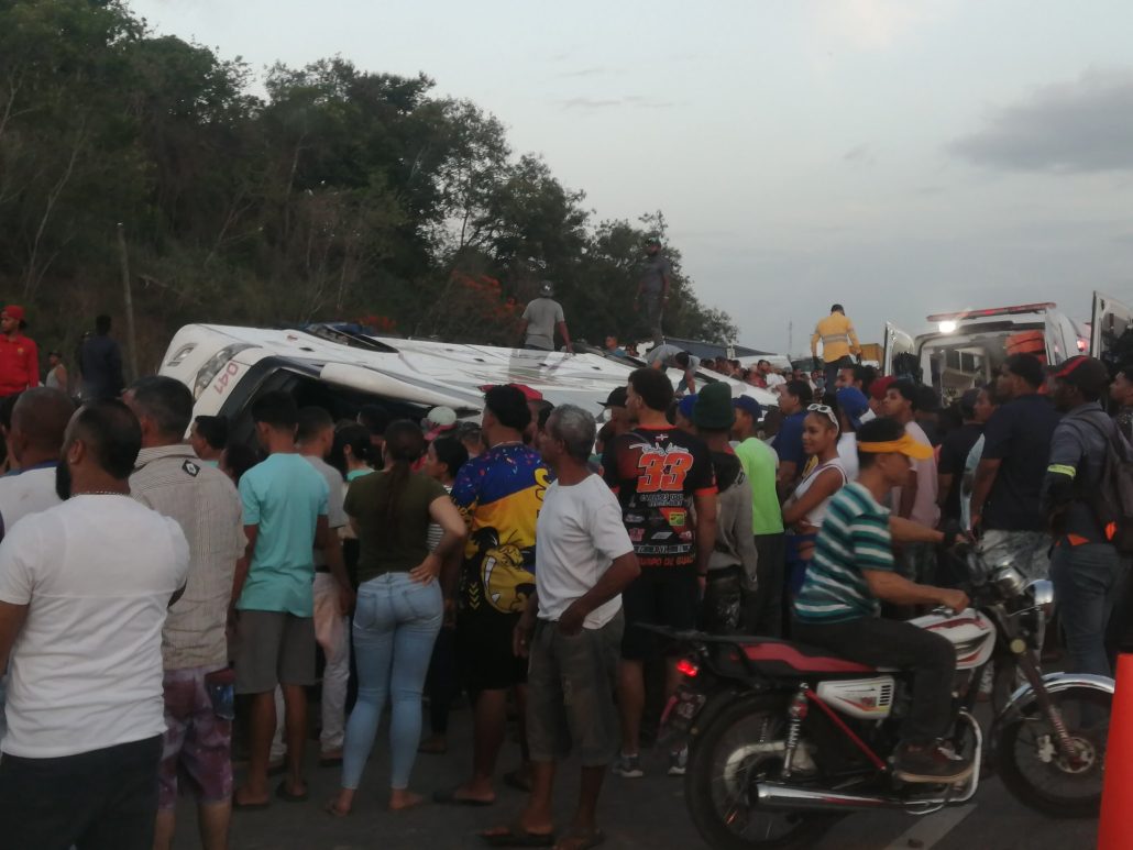Un autobús se accidenta en autopista Duarte