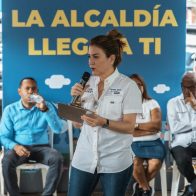 Carolina Mejía conversa con comunitarios en Gualey para mejorar el sector