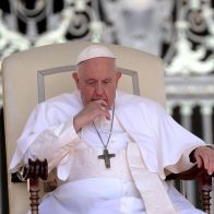 El papa Francisco vuelve a operarse con anestesia general