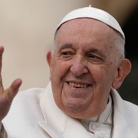 El papa continúa mejorando y trabaja en el hospital