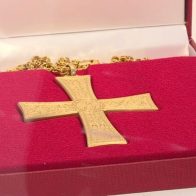 Roban la cruz pectoral de Benedicto XVI de su parroquia de origen en Alemania