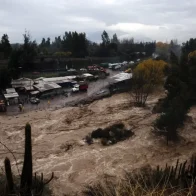 Dos muertos y miles de chilenos aislados por lluvias torrenciales en Los Andes