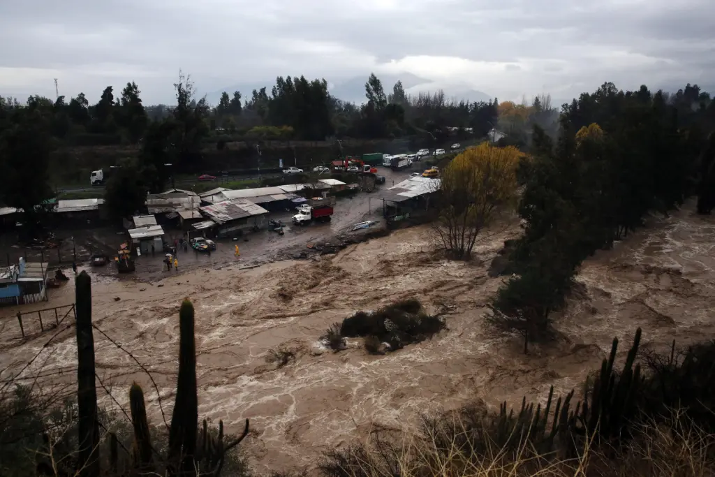 Dos muertos y miles de chilenos aislados por lluvias torrenciales en Los Andes