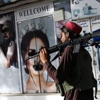Talibanes prohíben los salones de belleza para mujeres en Afganistán
