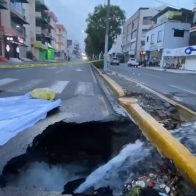 Socavón y fuga de agua afectan avenida en Santiago