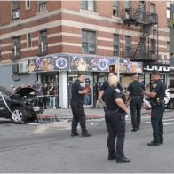 Dos muertos y tres graves en choque de carro robado que huía de policía en Manhattan