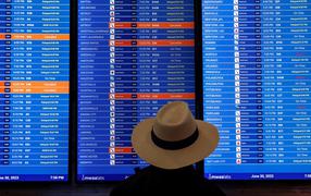 Demoras y cancelaciones en aeropuertos generan caos previo a celebración de Independencia en EEUU