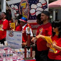 Mujer come 34 hamburguesas en diez minutos para celebrar Independencia de EE.UU.