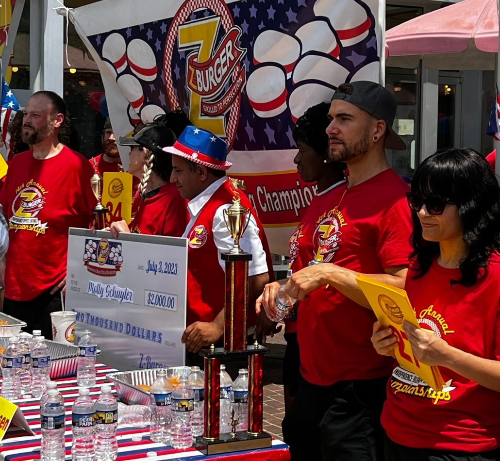 Mujer come 34 hamburguesas en diez minutos para celebrar Independencia de EE.UU.