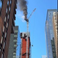 Dos heridos tras colapso de grúa en incendio de rascacielos en NY