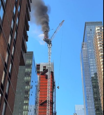 Dos heridos tras colapso de grúa en incendio de rascacielos en NY