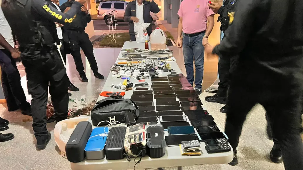 Ocupan armas blancas y celulares en cárceles de Monte Plata y Moca