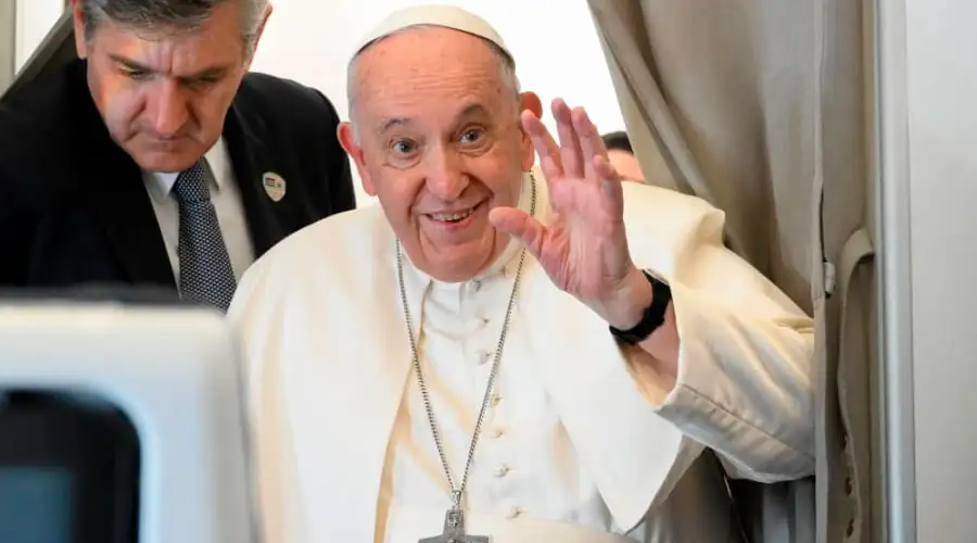 El papa viaja a Fátima para implorar la paz en Ucrania