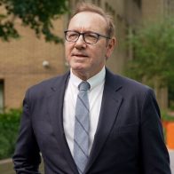 Kevin Spacey recuerda sus inicios como actor al declarar en su juicio por cargos sexuales