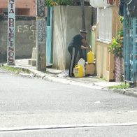 Desde hace 3 meses, residentes de Los Alcarrizos agonizan por escasez de agua
