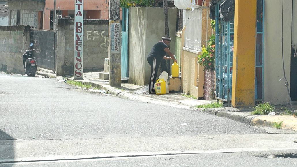 Desde hace 3 meses, residentes de Los Alcarrizos agonizan por escasez de agua