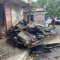 Fuego destruyó dos talleres de ebanistería en Santiago