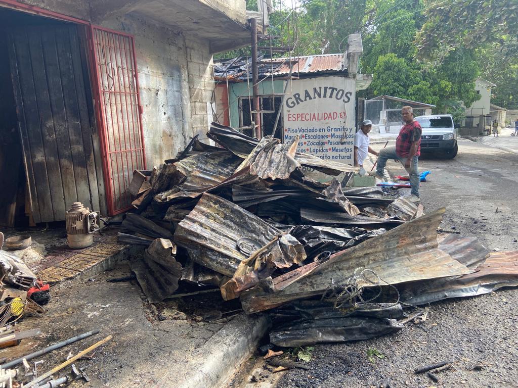 Fuego destruyó dos talleres de ebanistería en Santiago