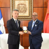 Embajador de China y presidente Cámara de Diputados conversan sobre proceso político de RD
