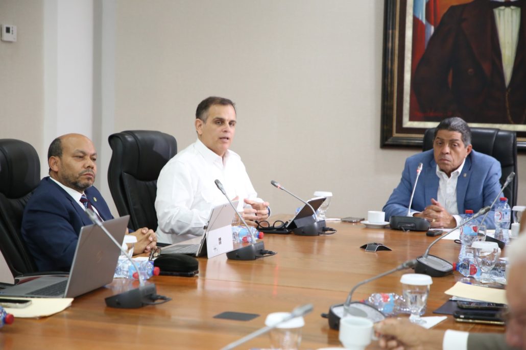 Funcionarios explican a diputados proyecto de ley de amnistía fiscal 