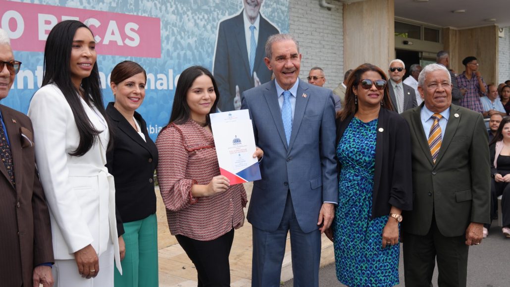 MESCYT entrega más de 370 becas para cursar programas internacionales en 7 países