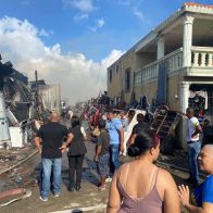 Fuego destruye estructura donde funcionaba colchonería y metalera en Santiago