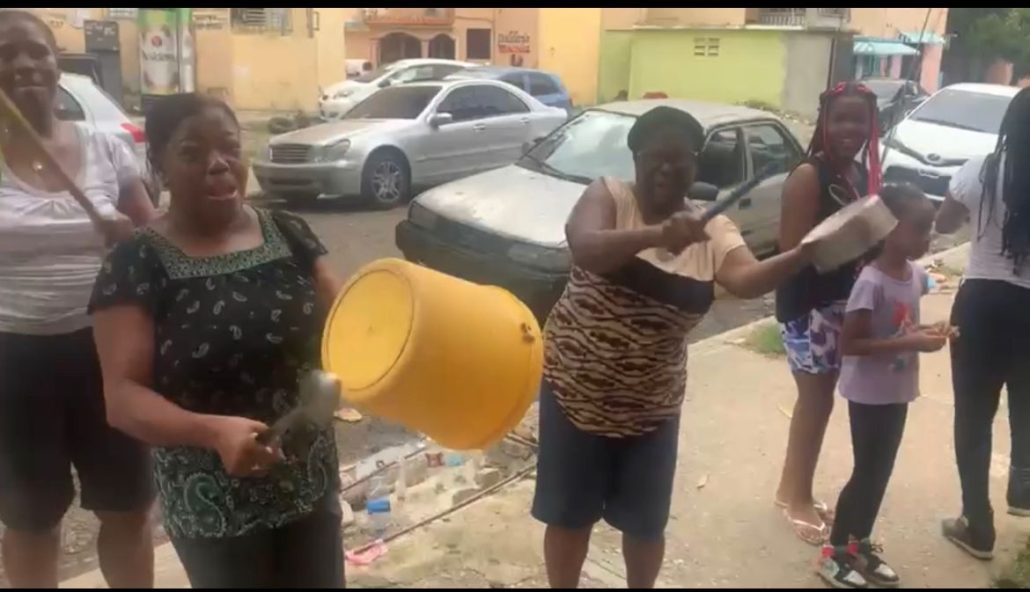Residentes de Los Mameyes en SDE protestan por servicio de agua potable