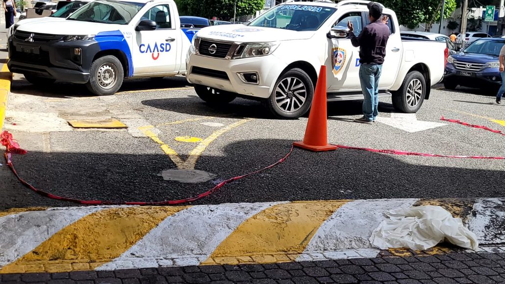 Mujer muere al supuestamente caer de plaza comercial en el DN