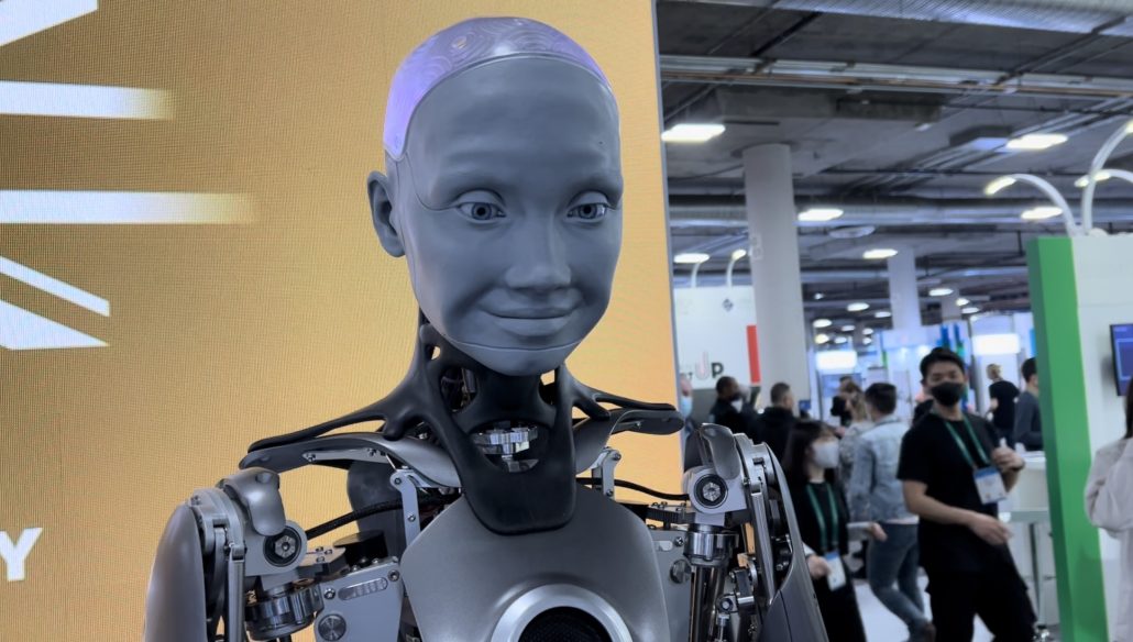 El robot Ameca: "Los humanos no deberían tener miedo de las inteligencias artificiales"